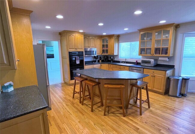 Building Photo - 2009 Sweetbriar Ln