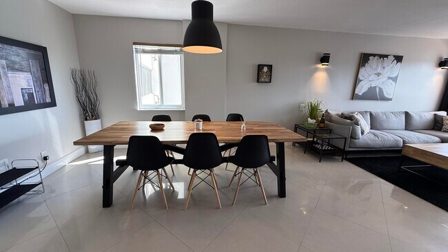 Building Photo - 401 Golden Isles Dr