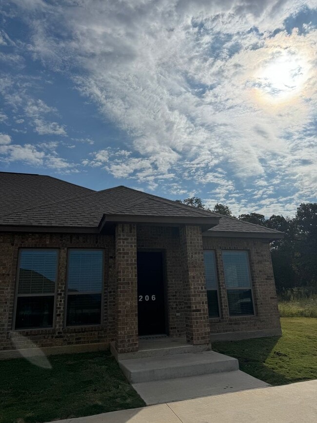 Building Photo - 4/2 - PETS WELCOME - WATER and LAWN includ...