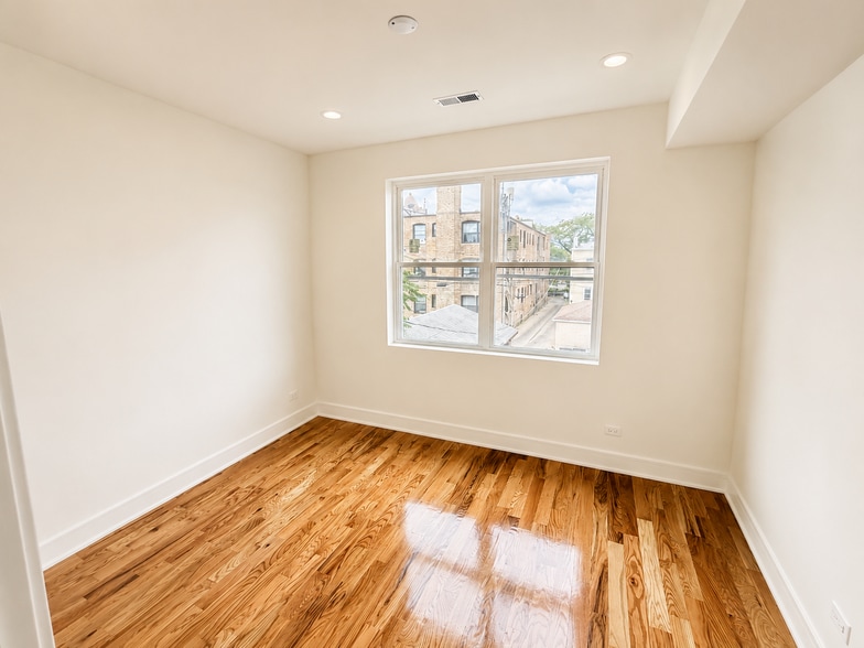 Building Photo - 3136 N Ridgeway Ave