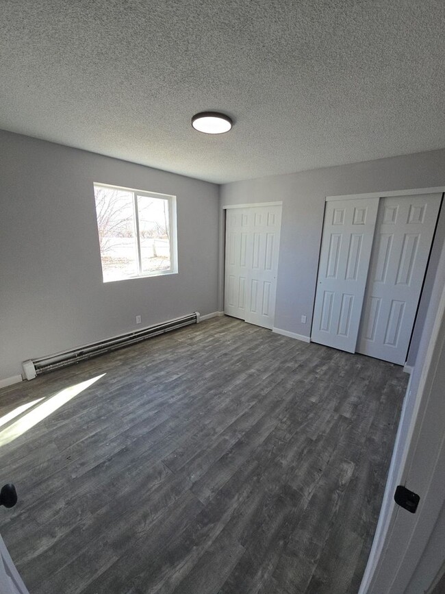 Building Photo - 2 Bed 1 Bath Apartment
