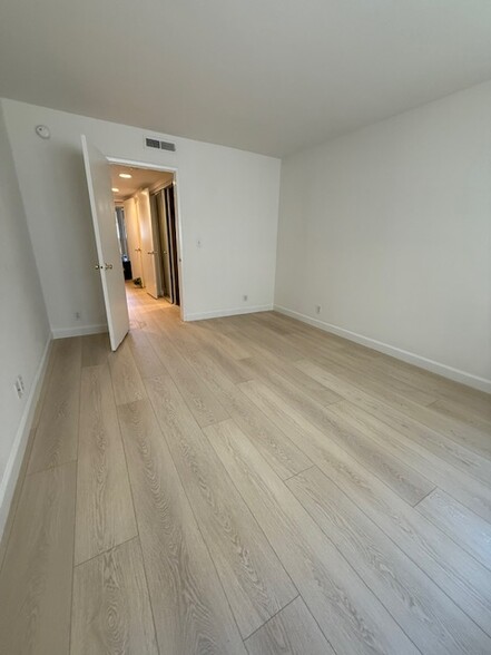 Larger bedroom - 4322 Matilija Ave