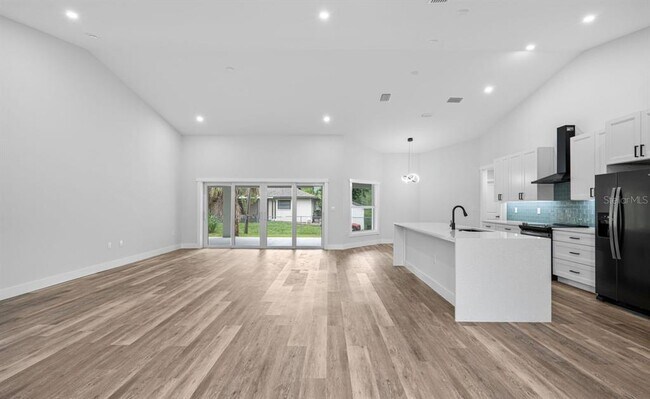 Building Photo - 12235 Hernando Rd