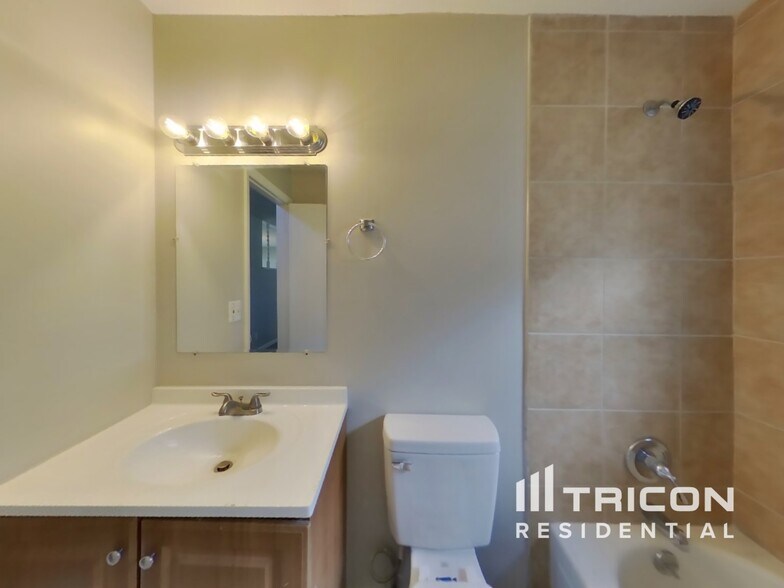 Building Photo - 1484 Bloomingdale Rd