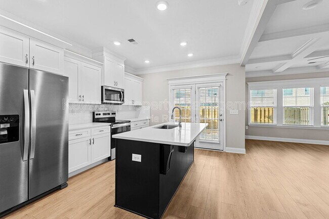 Building Photo - 3125 Venetian Dr