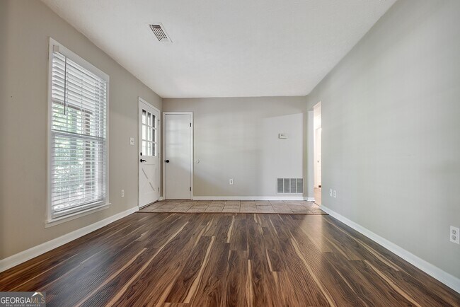 Building Photo - 11 Logwood Ln
