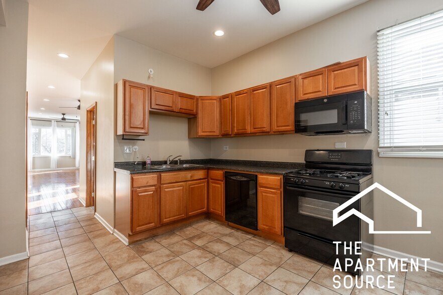 Building Photo - 2028 N Hamlin Ave