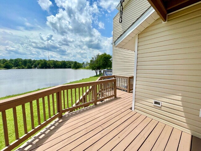 Building Photo - 3-Bed, 3-Bath Townhouse In Lands End