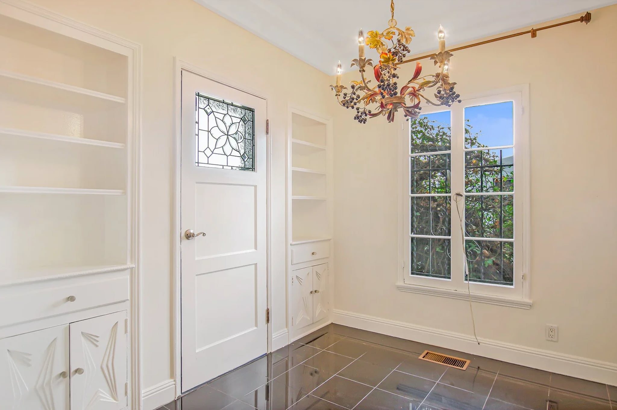 Kitchen nook - 1074 S Genesee Ave