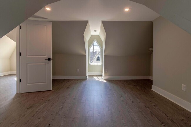 Building Photo - Downtown Milford Year Round Rental - Unfur...