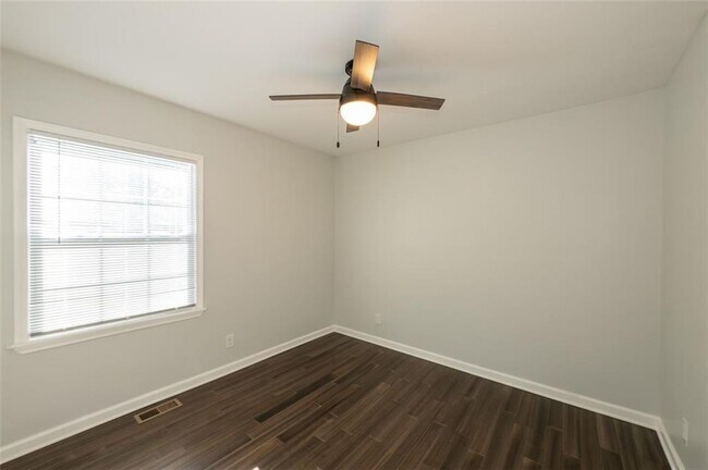 Building Photo - 3079 Cloverhurst Dr
