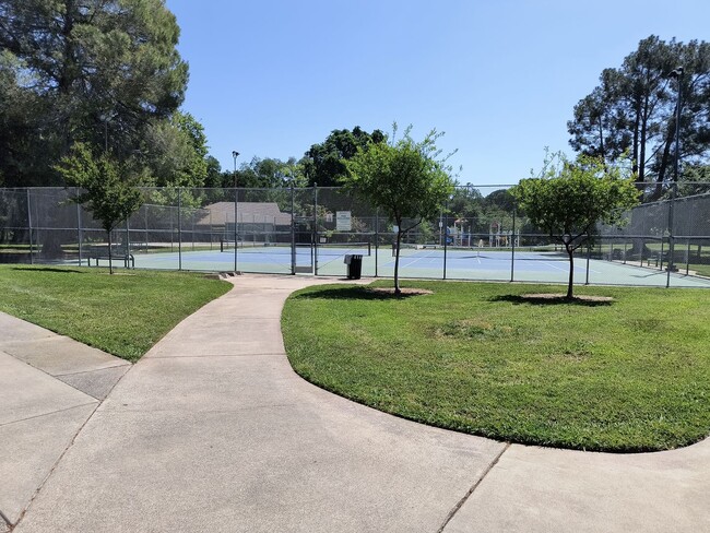 Building Photo - Newley Updated 4 bedroom, 2.5 bathroom Tow...