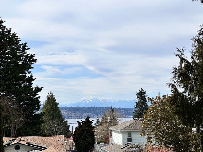 Building Photo - Tradition Kirkland Split Level with Gorgeous Views nestled in the middle of NorKirk