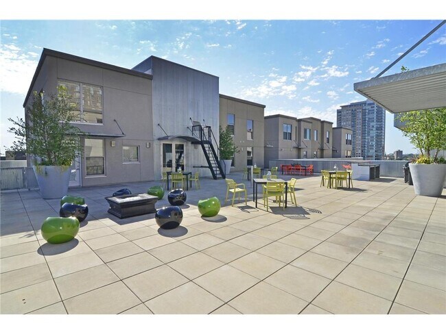 Building Photo - 521 S 7th St