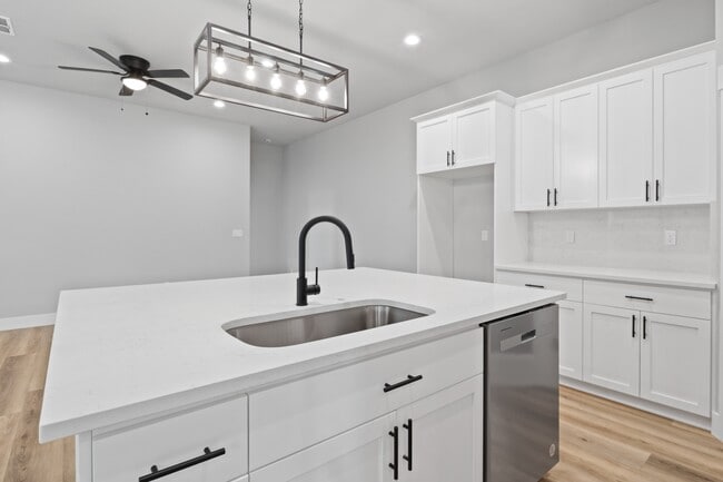 Building Photo - 1026-KE1026 Sassafras St