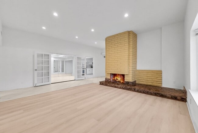 Building Photo - "Rare Single-Story Remodel: Modern 3BR End-Unit in University Park