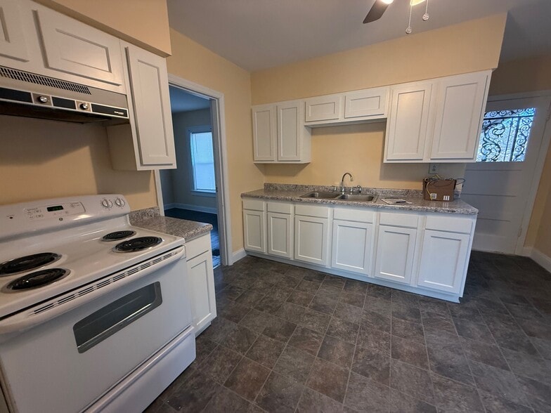 Building Photo - 958 N F St