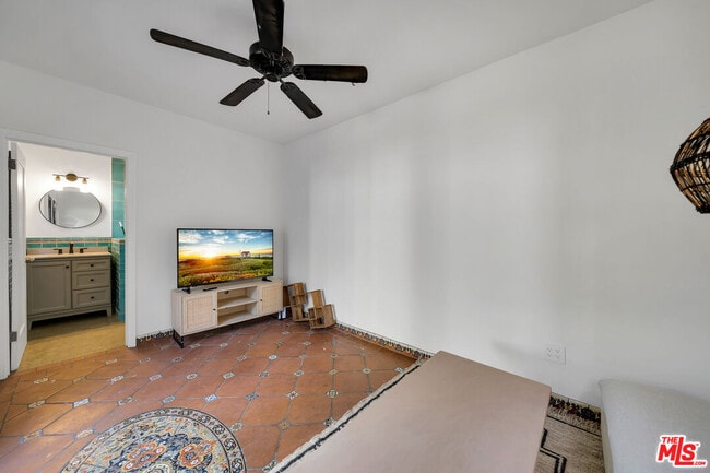 Building Photo - 8822 Rosewood Ave