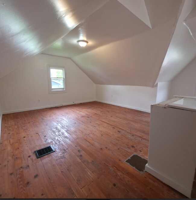 Building Photo - Multi Family Home 3 Bedroom and 1 Bath For Rent