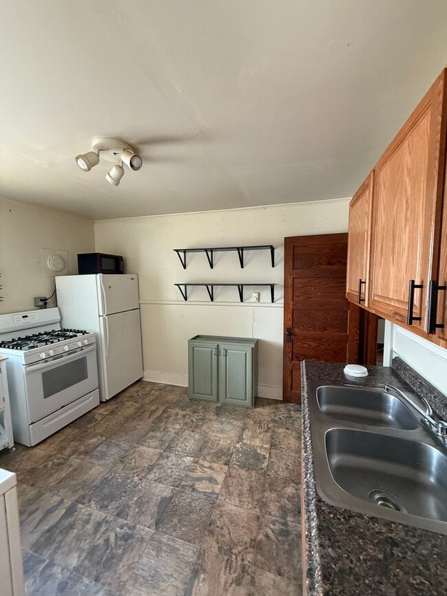 Building Photo - Downstairs Duplex 1 Bedroom, 1 Bath – Avai...