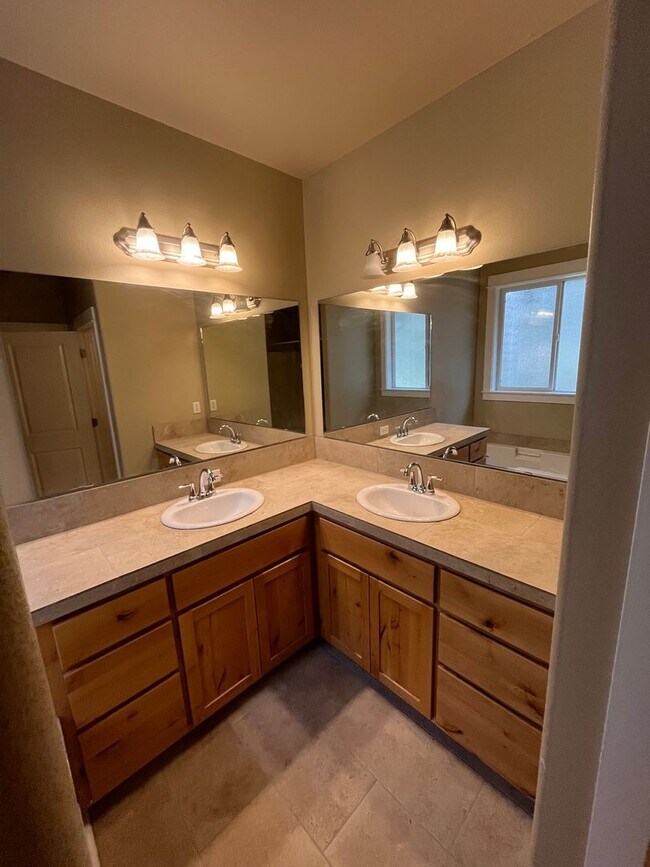 Building Photo - Beautiful 3-bdr with double car garage in desirable Timber Creek Community!