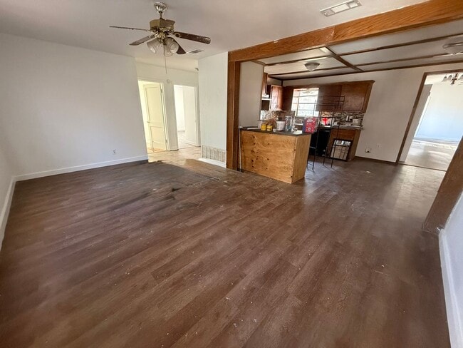 Building Photo - 4-bed, 3-bath, HUGE yard!