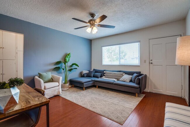 Interior Photo - 625 W. 92nd St