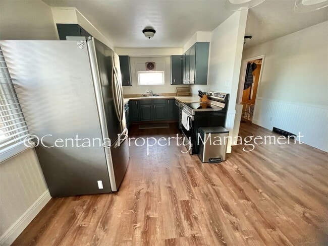 Building Photo - Large 2 bedroom house with an oversized ga...