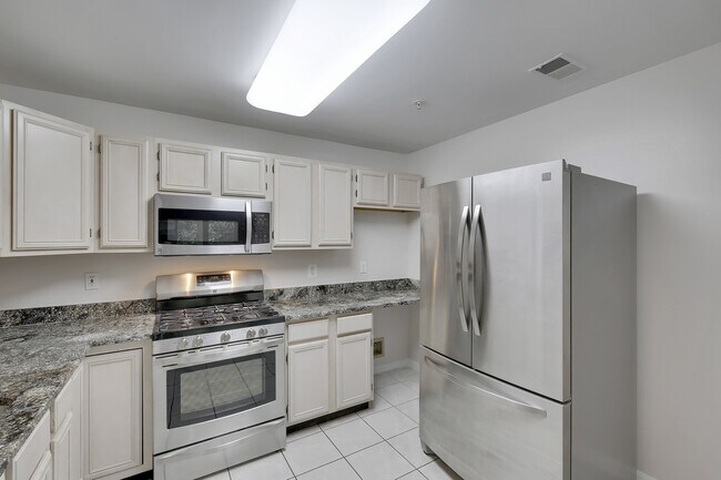 Building Photo - Top-Floor 3BD/3BA seconds to Downtown Crown!