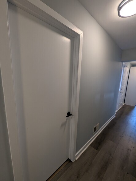 Building Photo - 3145 Hawthorne Dr NE