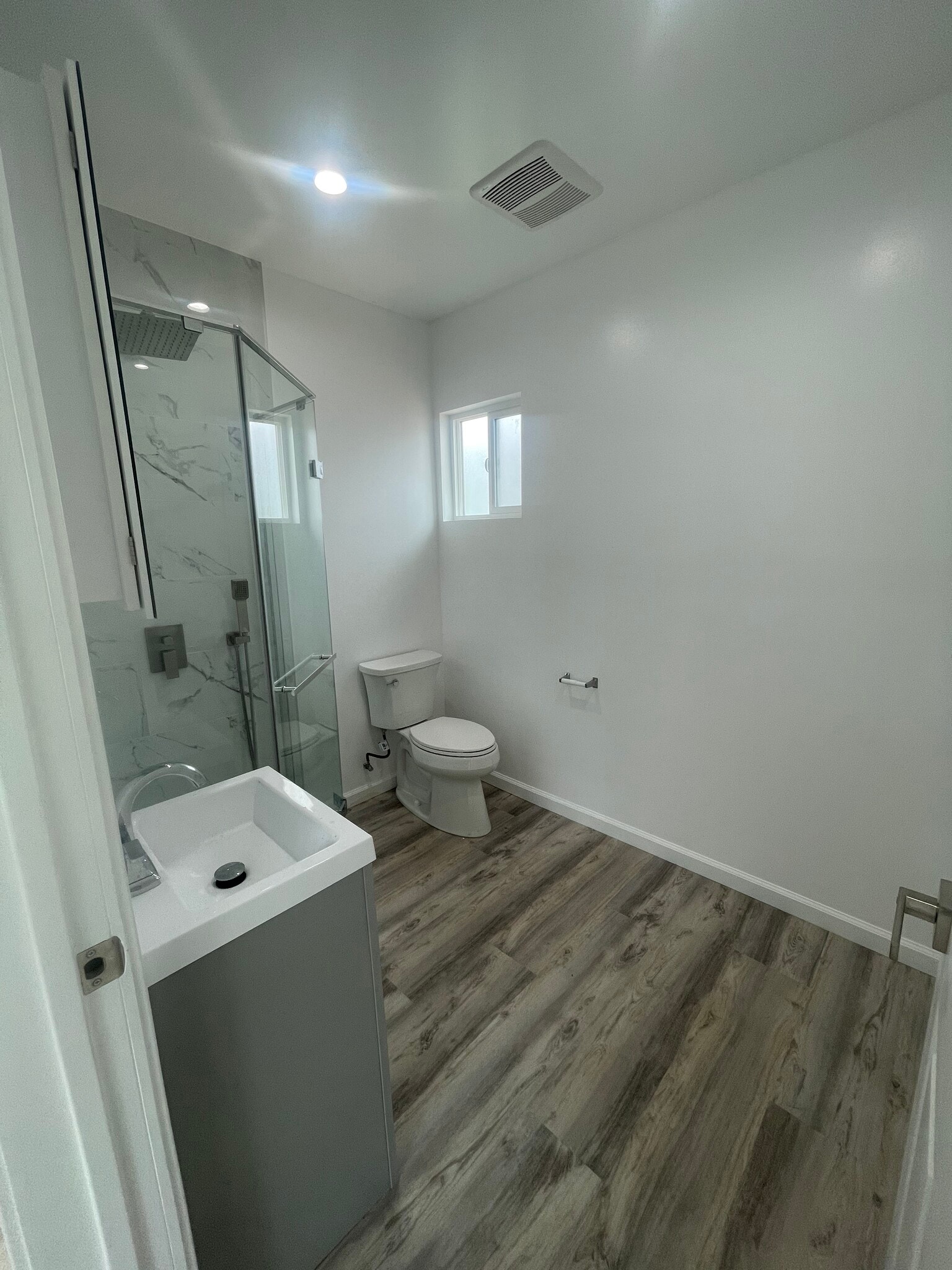 Jack n Jill bathroom - 3819 S Sycamore Ave