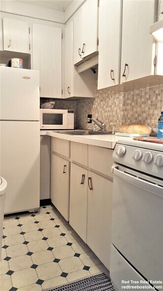 Building Photo - 200 Kelton St