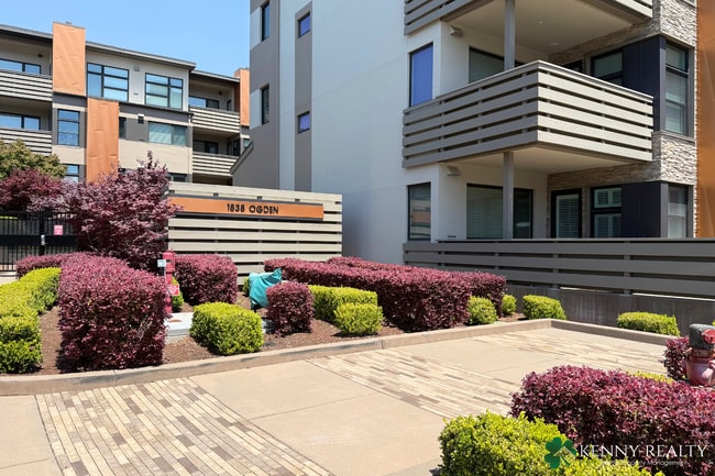 Primary Photo - Spacious 2 Bedroom Condo in Prime Burlinga...