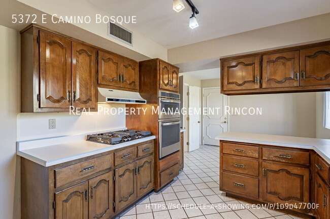 Building Photo - Location! Quintessential Tucson Classic is...