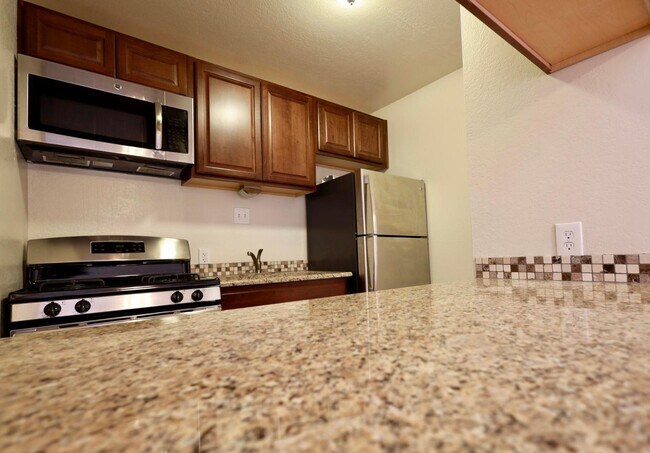 Building Photo - 1025 Valencia Dr SE
