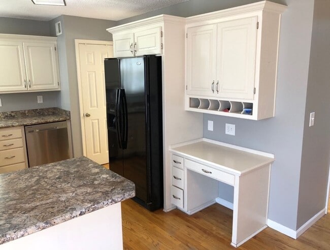 Building Photo - COMING SOON!! 5 Bed, 3.5 Bath, Pet Friendly!!