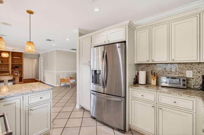 Building Photo - 301 SE 8th Ave