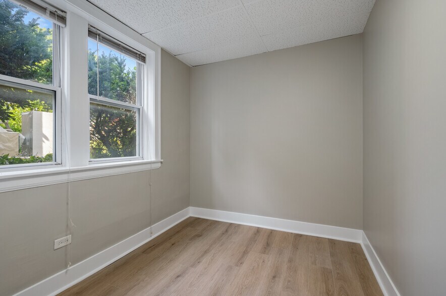 Building Photo - 3728 W Wilson Ave