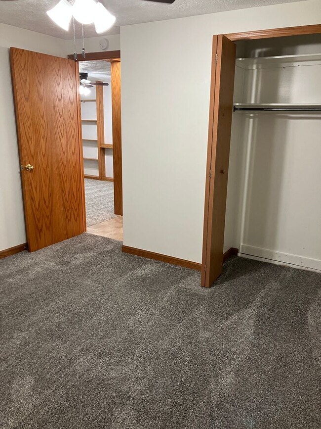 Building Photo - 1 Bedroom Unit available soon at New Breme...