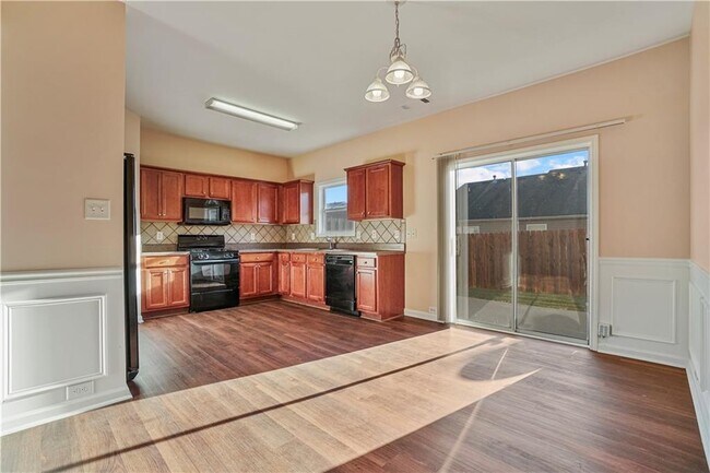 Building Photo - 1938 Dilcrest Dr