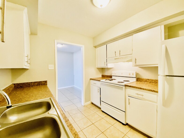 Building Photo - 3807 Englewood Cir