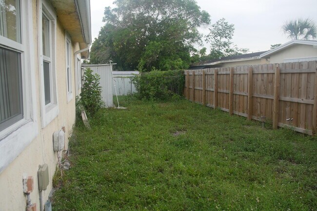 Building Photo - 871 SW 63rd Terrace
