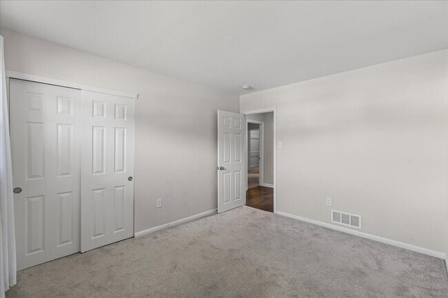 Building Photo - 116 Barclay Dr