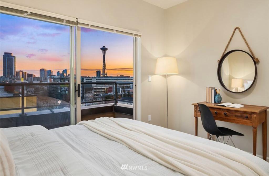 Room #2 with Balcony #2 (Space Needle View) - 900 Aurora Ave N
