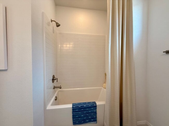 Building Photo - FULLY FURNISHED 3 BED 2.5 BATH 2 CAR GARAG...