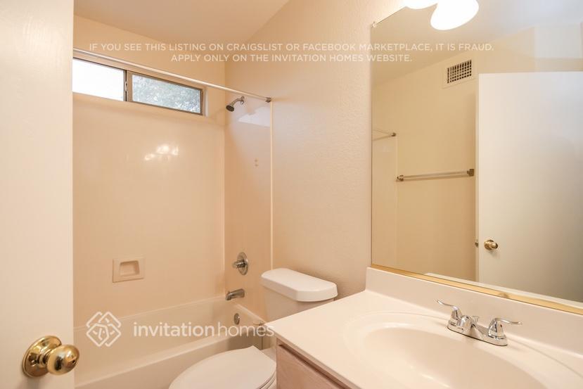 Building Photo - 1768 E Los Alamos St