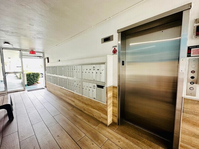 Building Photo - 1333 E Hallandale Beach Blvd