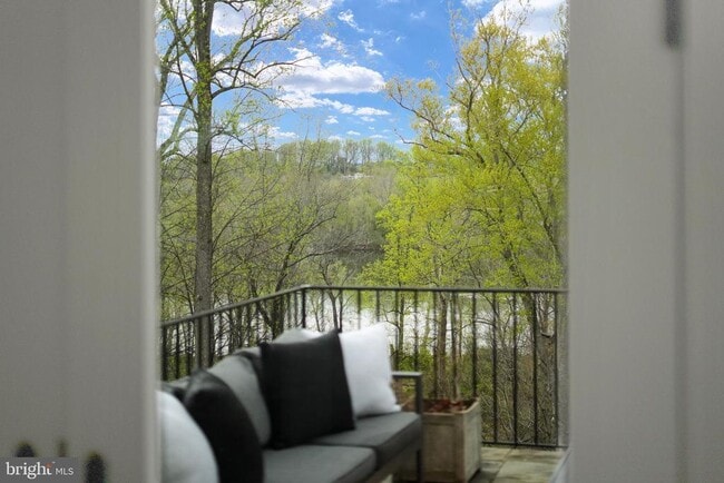 Building Photo - 9884 River Chase Way