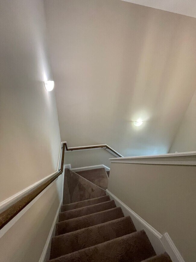 Building Photo - 3 Bedroom 3 Bathroom in Haymount! Pets okay