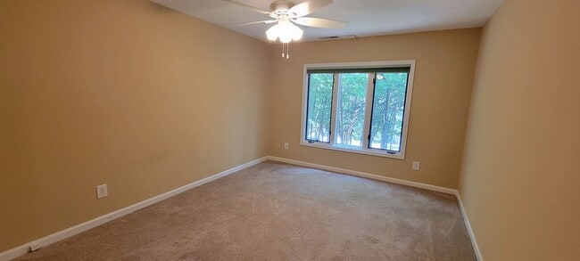 Building Photo - 2 Bed/ 2.5 Bath Townhouse